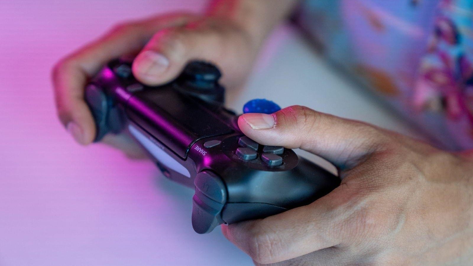 Manos sosteniendo un control de videojuegos.