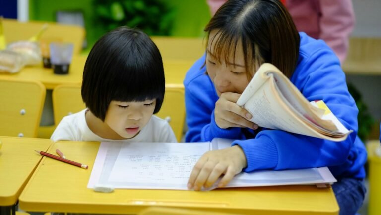 Acompañamiento de una niña en una actividad de lectura y aprendizaje.
