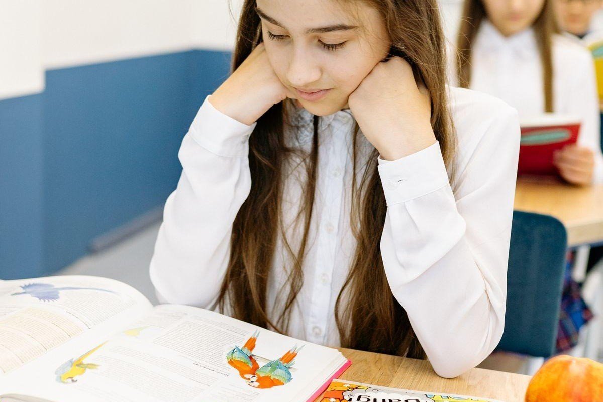 Niña frente a materiales escolares durante una actividad de aprendizaje.