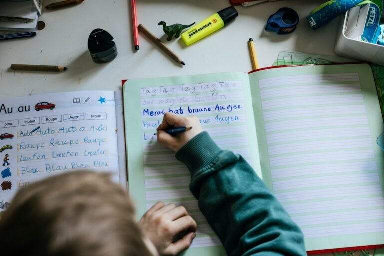 Niño practicando la escritura en su cuaderno.